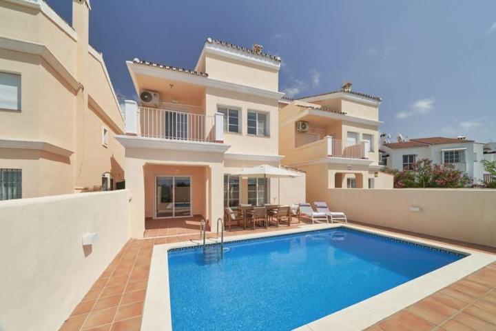 Adosada en venta en Estepona, Estepona East - Bel Air photo 0