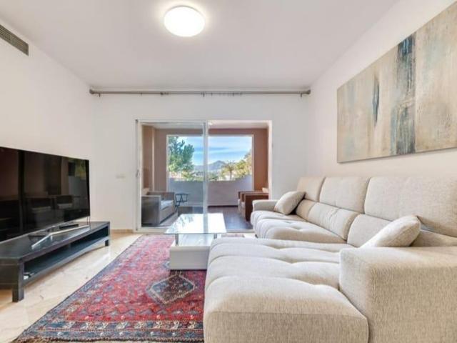 Apartamento en venta en Marbella, Guadalmina alta photo 0