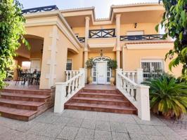 Chalet en venta en Elche, Ciudad Jardin photo 0