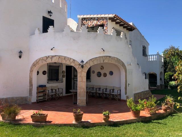 Chalet en venta en Denia, Playa Las Marinas photo 0
