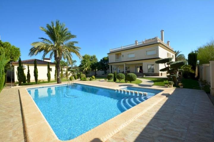 Chalet en venta en Orihuela Costa photo 0