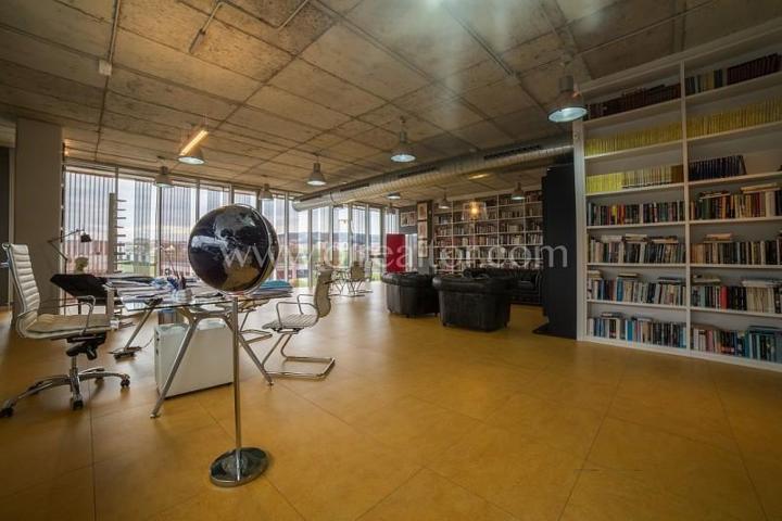 Local comercial en venta en Mataró photo 0