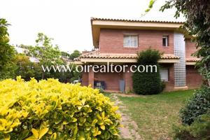 Casas de pueblo en venta en Premià de Dalt photo 0