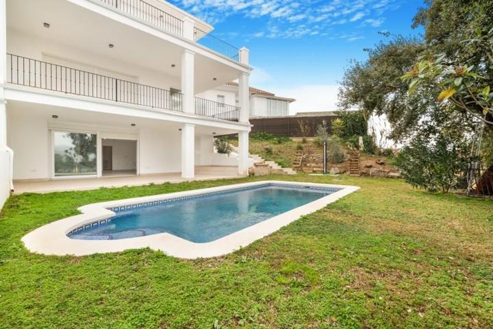 Adosada en venta en Marbella, Marbella Este - La Mairena photo 0