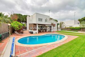 Casas de pueblo en venta en Sitges photo 0