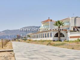 Casas de pueblo en venta en Castelldefels photo 0