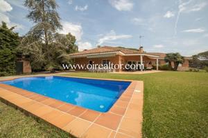 Casas de pueblo en venta en Sant Vicenç de Montalt photo 0