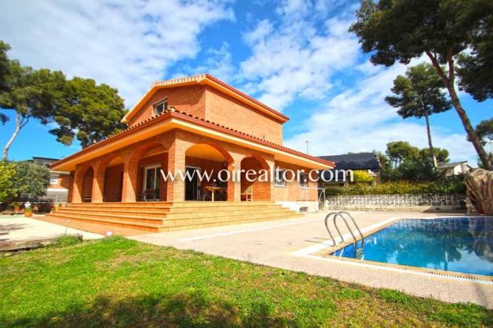 Casas de pueblo en venta en Castelldefels photo 0