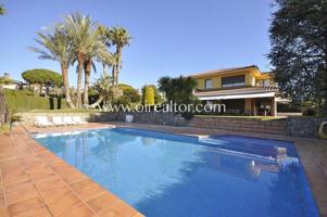 Casas de pueblo en venta en Alella photo 0