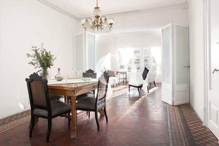 Local comercial en venta en Barcelona photo 0