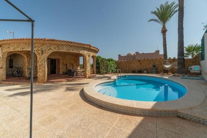 Chalet en venta en Orihuela Costa photo 0