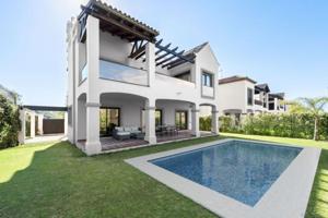 Chalet en venta en Estepona, Azata Golf Estepona Oeste photo 0