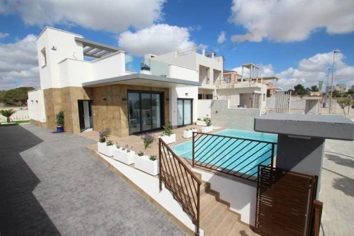 Chalet en venta en Orihuela Costa, Campoamor photo 0