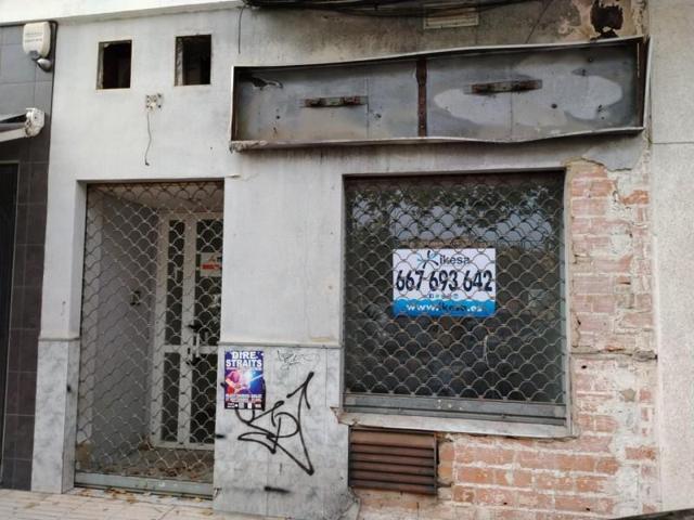 Local comercial en venta en Badajoz, Dehesilla de Calamón - Campomanes photo 0