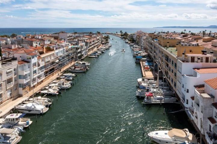 Edificio en venta en Empuriabrava, Caballito del mar photo 0