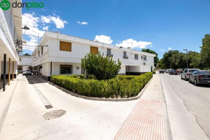 Adosada en venta en Pinos Puente, Carretera de Córdoba photo 0