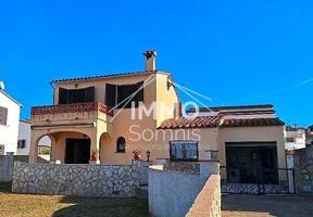 Chalet en venta en L'Escala, Carrer Àncora, 17130 photo 0