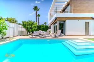 Chalet en venta en Orihuela Costa, PAU 8 photo 0