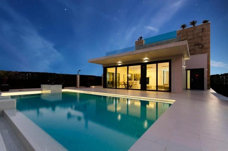 Chalet en venta en Orihuela Costa, Campoamor photo 0