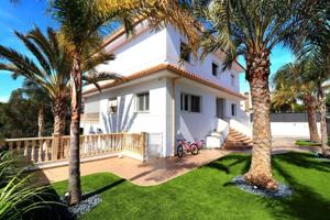 Chalet en venta en Orihuela Costa, Campoamor photo 0