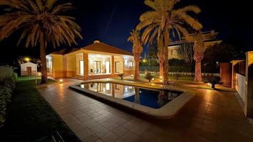 Chalet en venta en Cabo Roig, MUY CERCA DE LA PLAYA photo 0