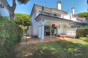 Adosada en venta en Marbella, Costa del Sol Occidental-Área de Marbella photo 0