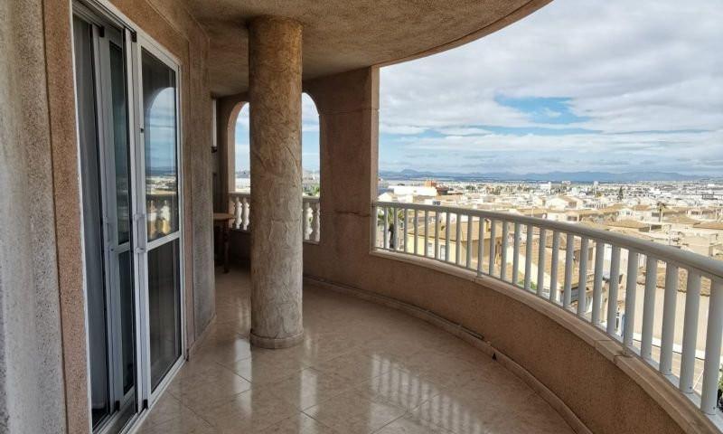 Apartamento en venta en Torrevieja photo 0