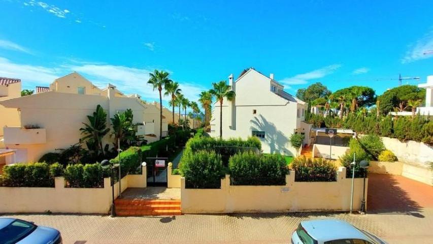 Adosada en venta en Marbella, Elviria photo 0