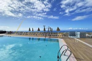 Apartamento en venta en Adeje, Avenida de los Vientos, 38670 photo 0