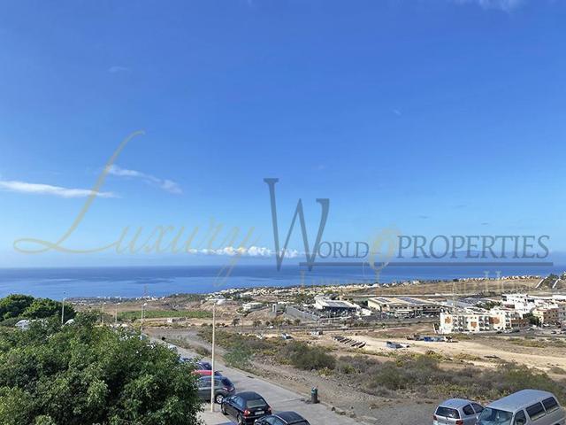 Apartamento en venta en Adeje, Avenida de los Vientos, 38670 photo 0