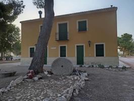 Casa con terreno en venta en Yecla photo 0