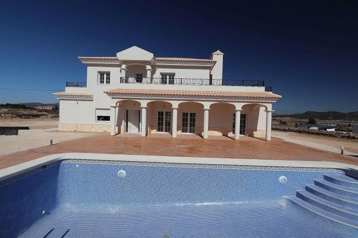 Chalet en venta en Pinoso photo 0