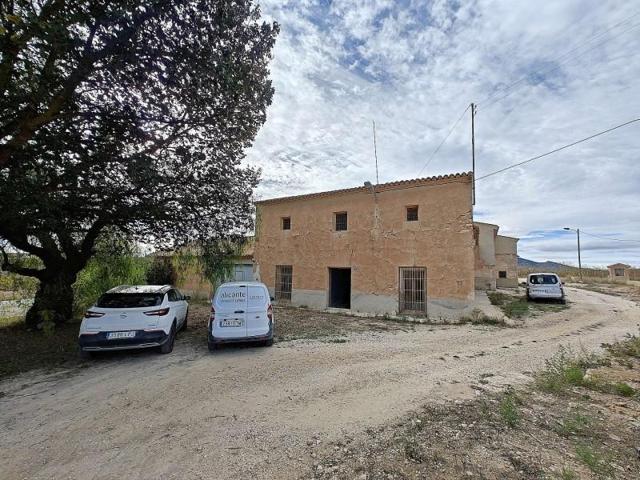 Casa con terreno en venta en Pinoso photo 0