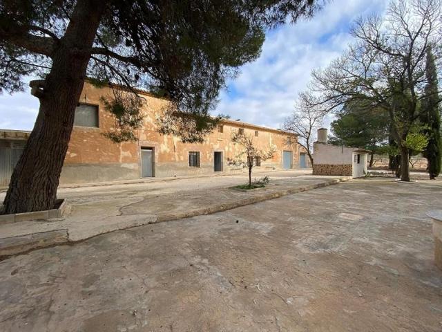 Casa con terreno en venta en Pinoso photo 0