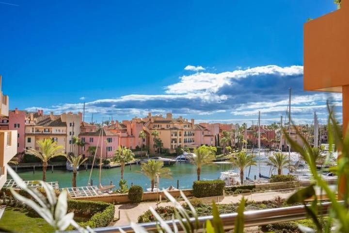 Apartamento en venta en Sotogrande, Puerto Sotogrande photo 0