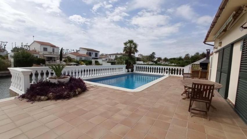 Chalet en venta en Empuriabrava, San Maurici photo 0