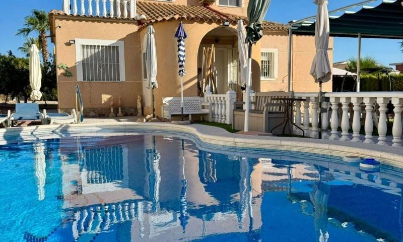 Chalet en venta en Torrevieja photo 0