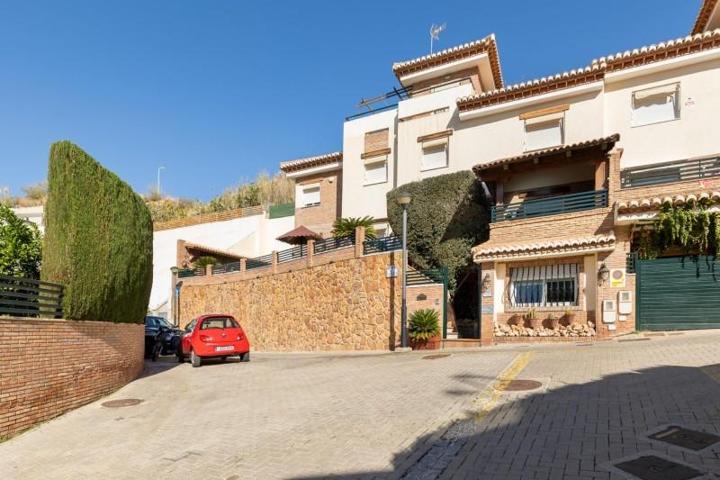 Adosada en venta en Granada, Carretera de la sierra photo 0