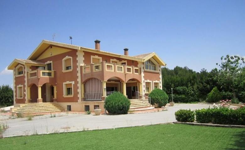 Chalet en venta en Yecla photo 0