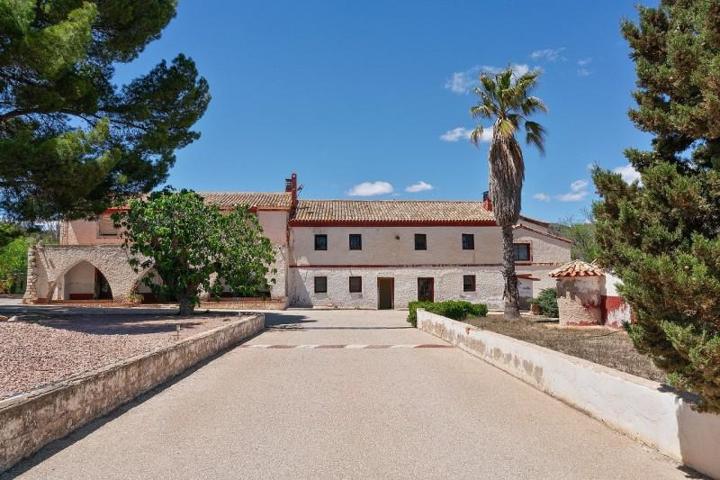 Casa con terreno en venta en Yecla photo 0