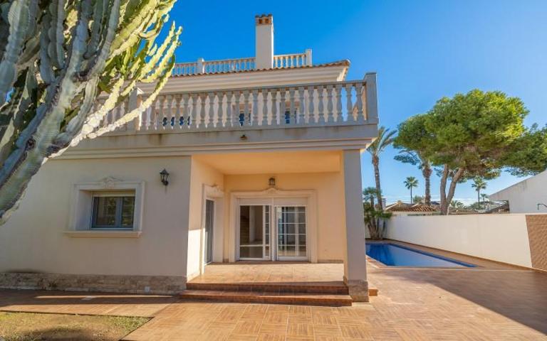 Chalet en venta en Orihuela Costa photo 0