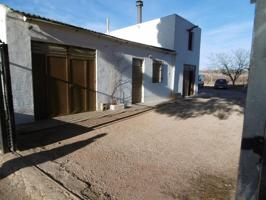 Casa con terreno en venta en Yecla photo 0
