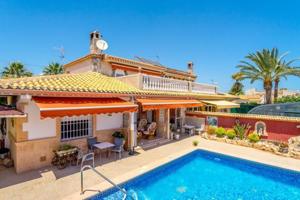 Chalet en venta en Orihuela Costa, Campoamor photo 0