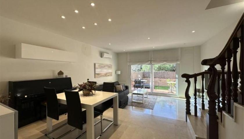 Casas de pueblo en venta en Tiana photo 0