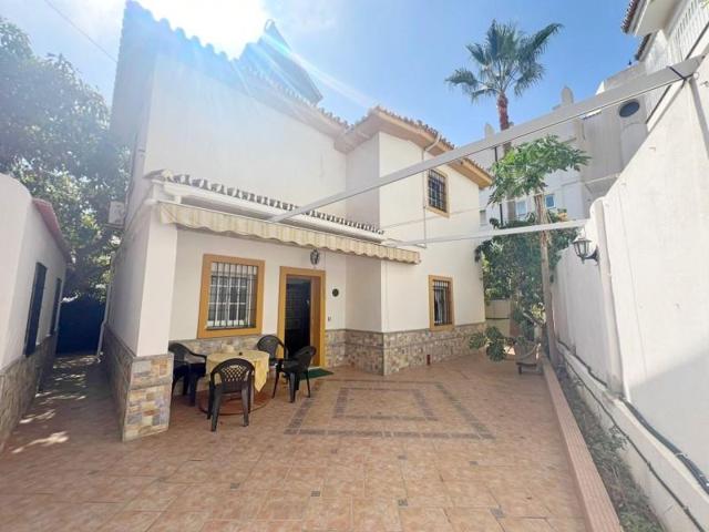 Chalet en venta en Torremolinos, La Carihuela photo 0