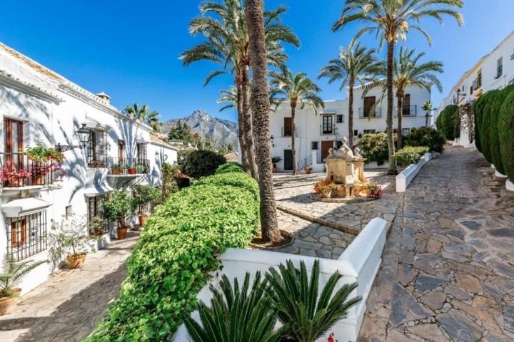 Casas de pueblo en venta en Marbella, Marbella Golden Mile - Las Lomas del Marbella Club photo 0