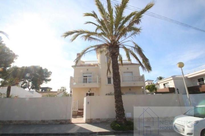 Chalet en venta en Orihuela Costa, Cabo Roig photo 0