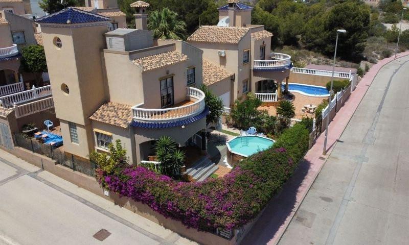 Chalet en venta en Orihuela Costa photo 0