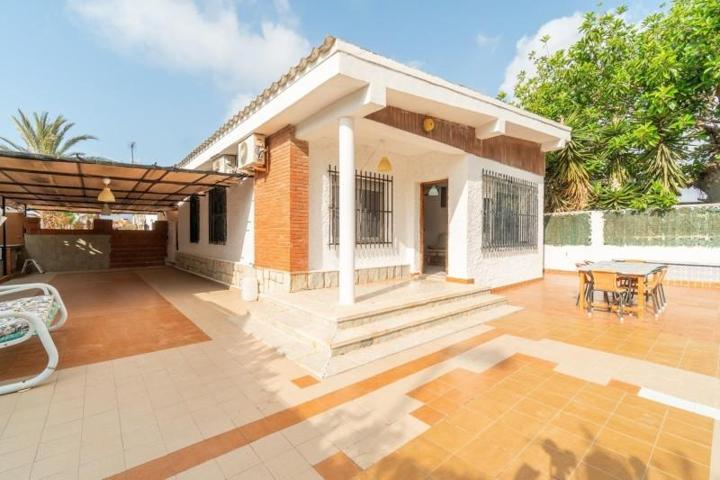 Chalet en venta en Torrevieja photo 0