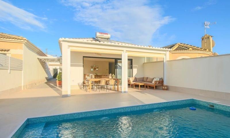Chalet en venta en Torrevieja photo 0